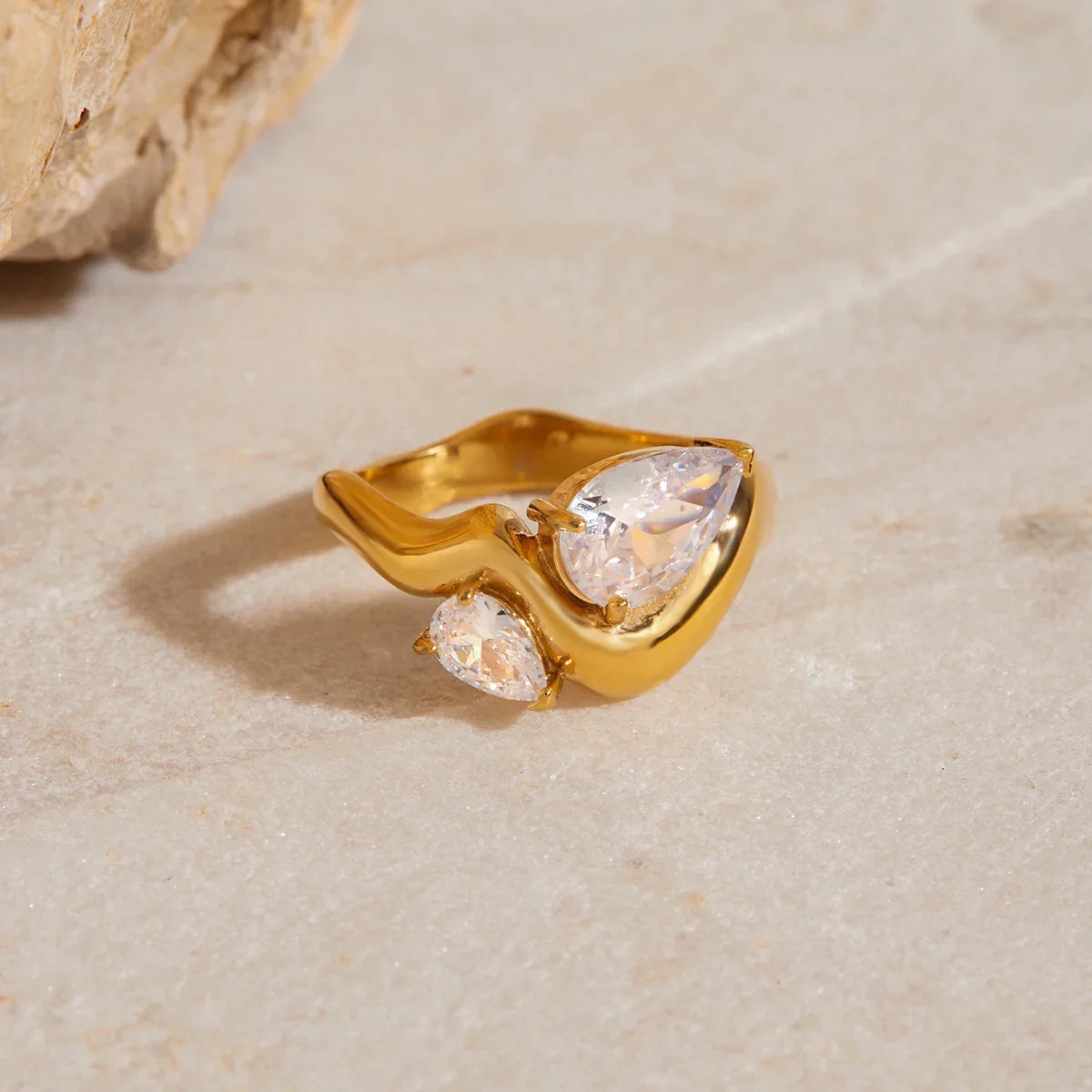 [VA]Soletta Diamant-Tropfen-Ring aus Gold