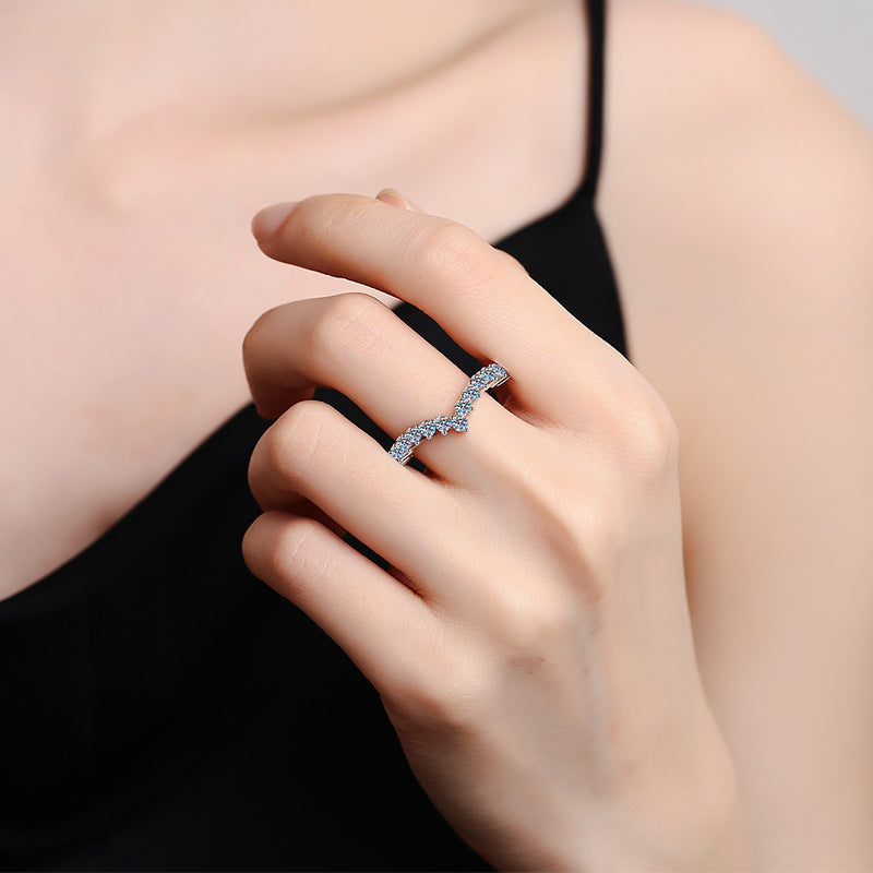 [VA]ELEGANTER V-FÖRMIGER CHEVRON-MOISSANIT-RING