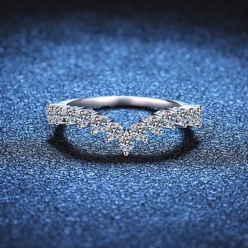 [VA]ELEGANTER V-FÖRMIGER CHEVRON-MOISSANIT-RING