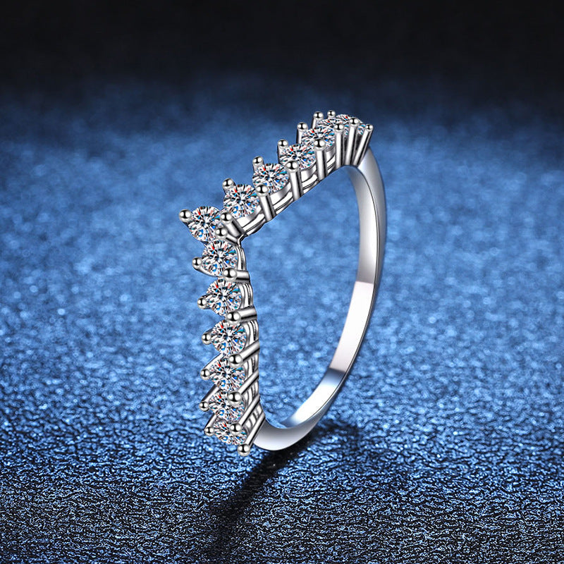 [VA]ELEGANT V-SHAPED CHEVRON MOISSANITE RING
