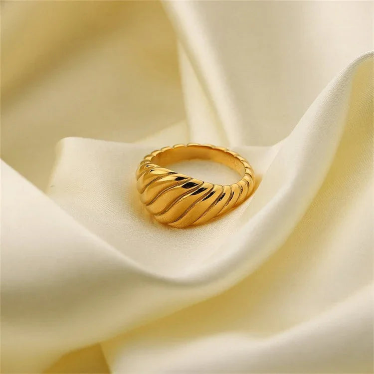 [VA]Ylenna Gold Croissant-Ring