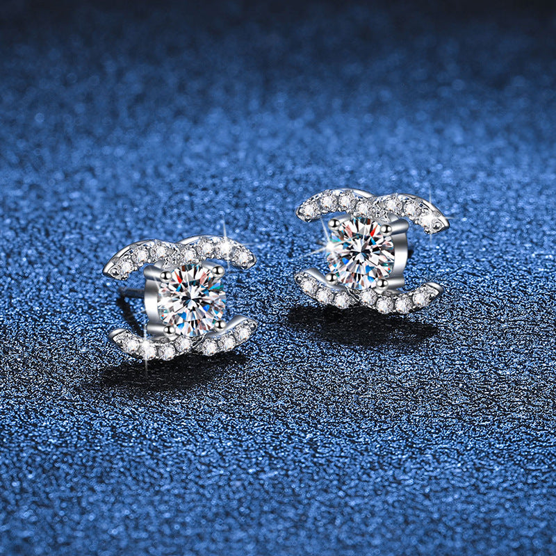 {"[VA]CHIC INTERLOCKING DOUBLE-C MOISSANITE STUD EARRINGS": "[VA]シック インターロッキング ダブルC モアサナイト スタッドピアス"}