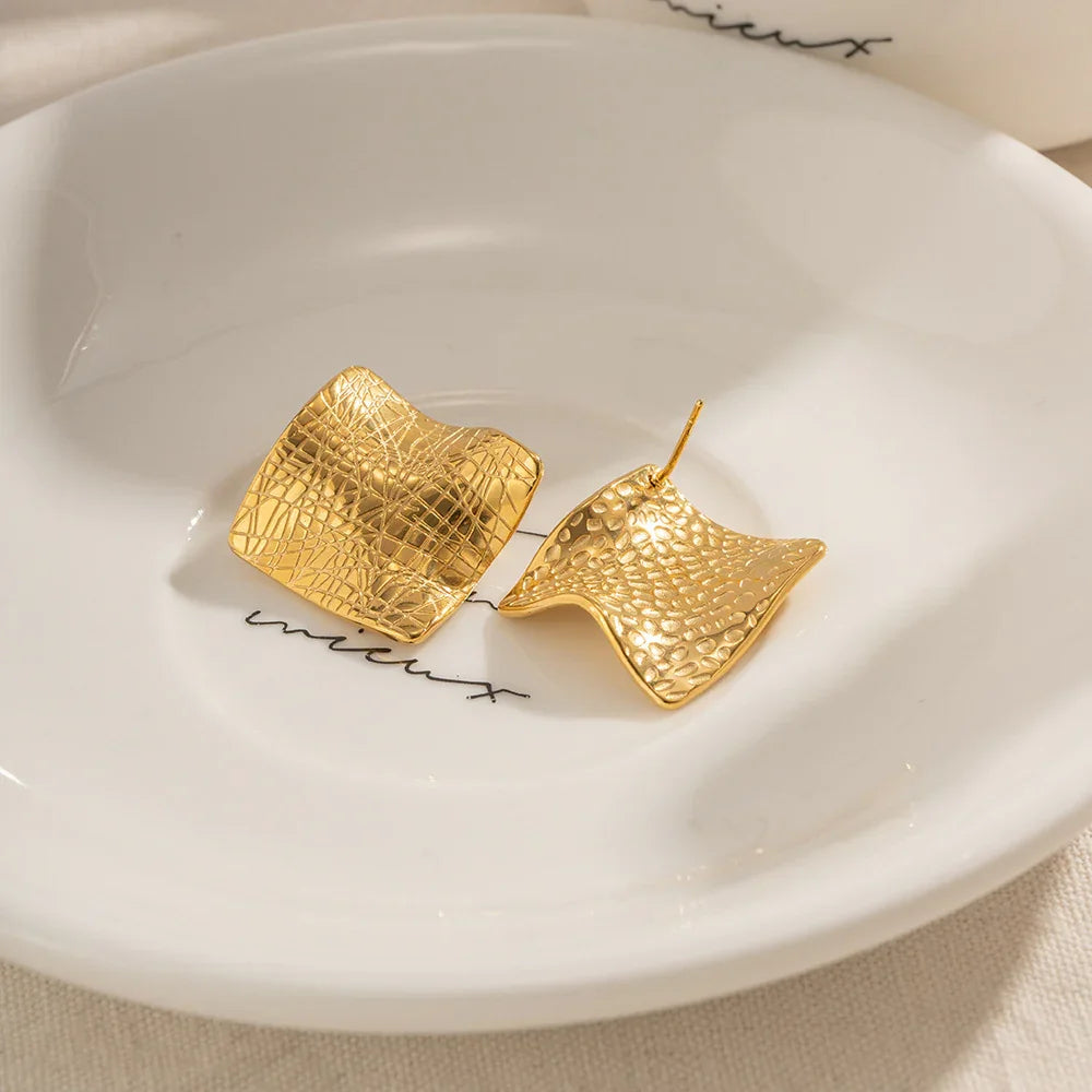 [VA]Celestina Ohrringe aus geknittertem Goldblech