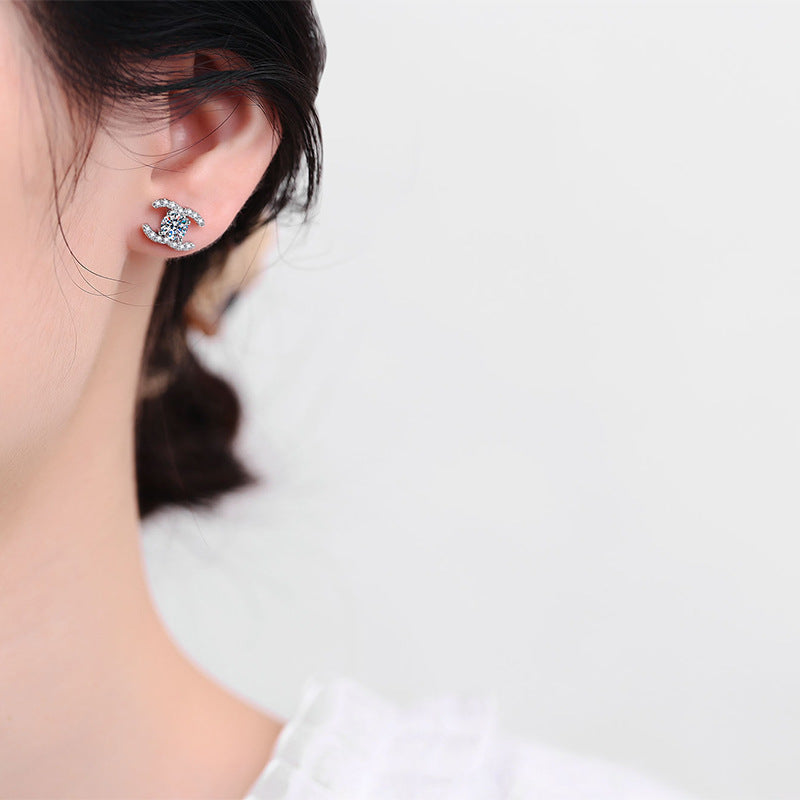 {"[VA]CHIC INTERLOCKING DOUBLE-C MOISSANITE STUD EARRINGS": "[VA]シック インターロッキング ダブルC モアサナイト スタッドピアス"}