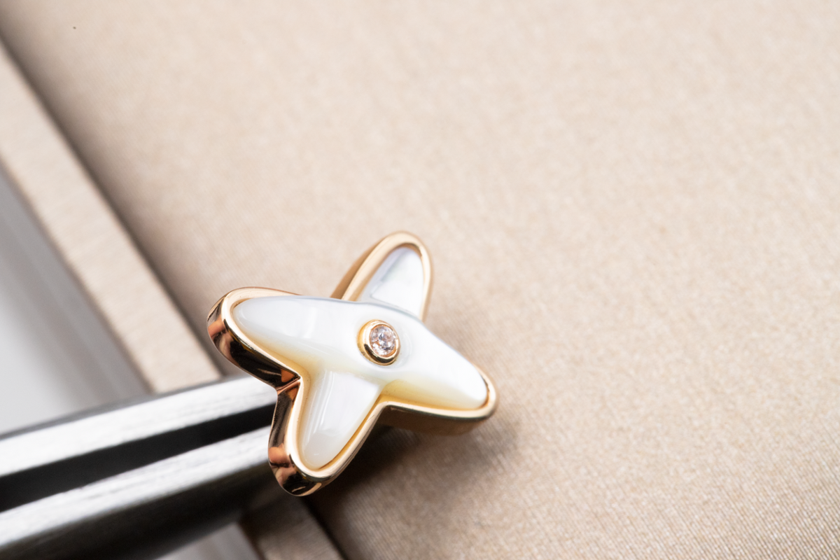[VA]JEUX DE WHITE MOP ROSE GOLD DIAMOND EARRINGS