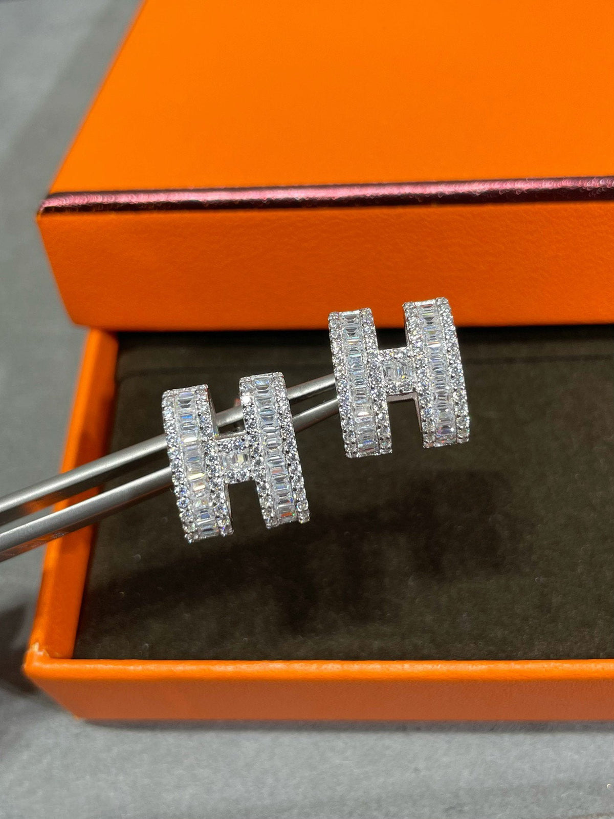 [VA]H STUD EARRINGS WITH SILVER DIAMONDS