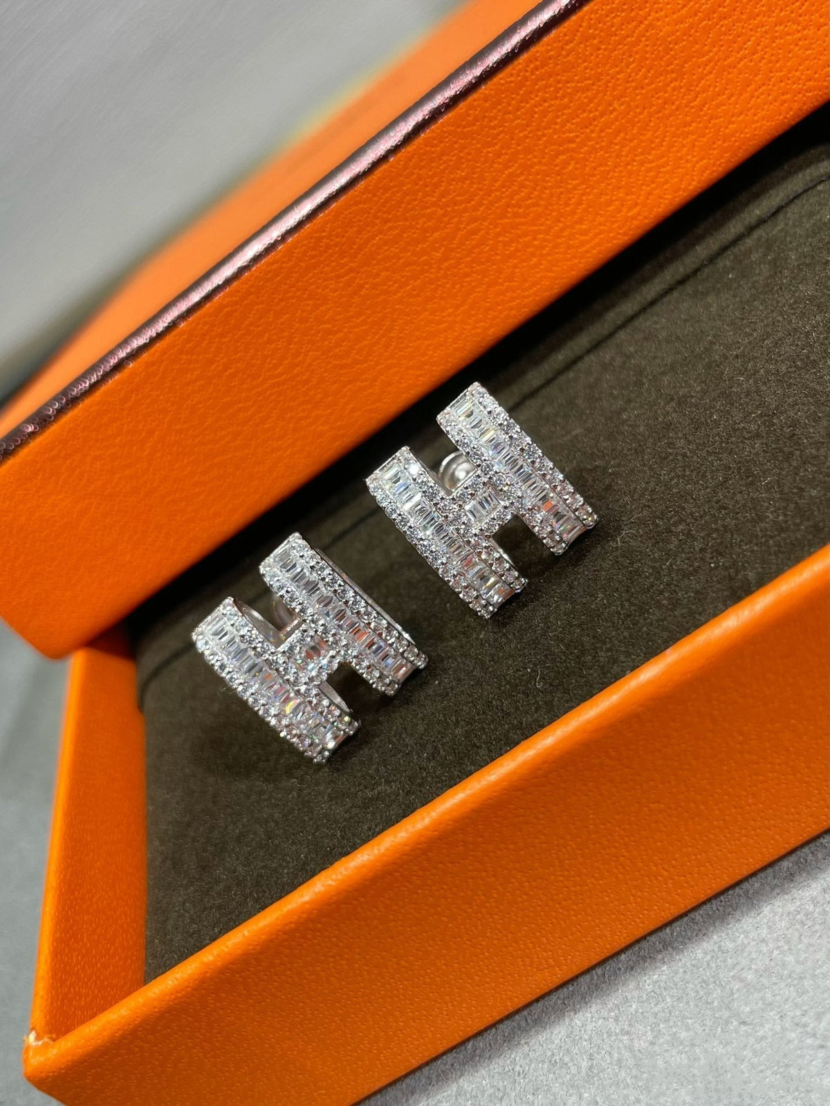 [VA]H STUD EARRINGS WITH SILVER DIAMONDS