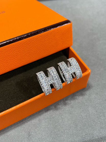 [VA]H STUD EARRINGS WITH SILVER DIAMONDS