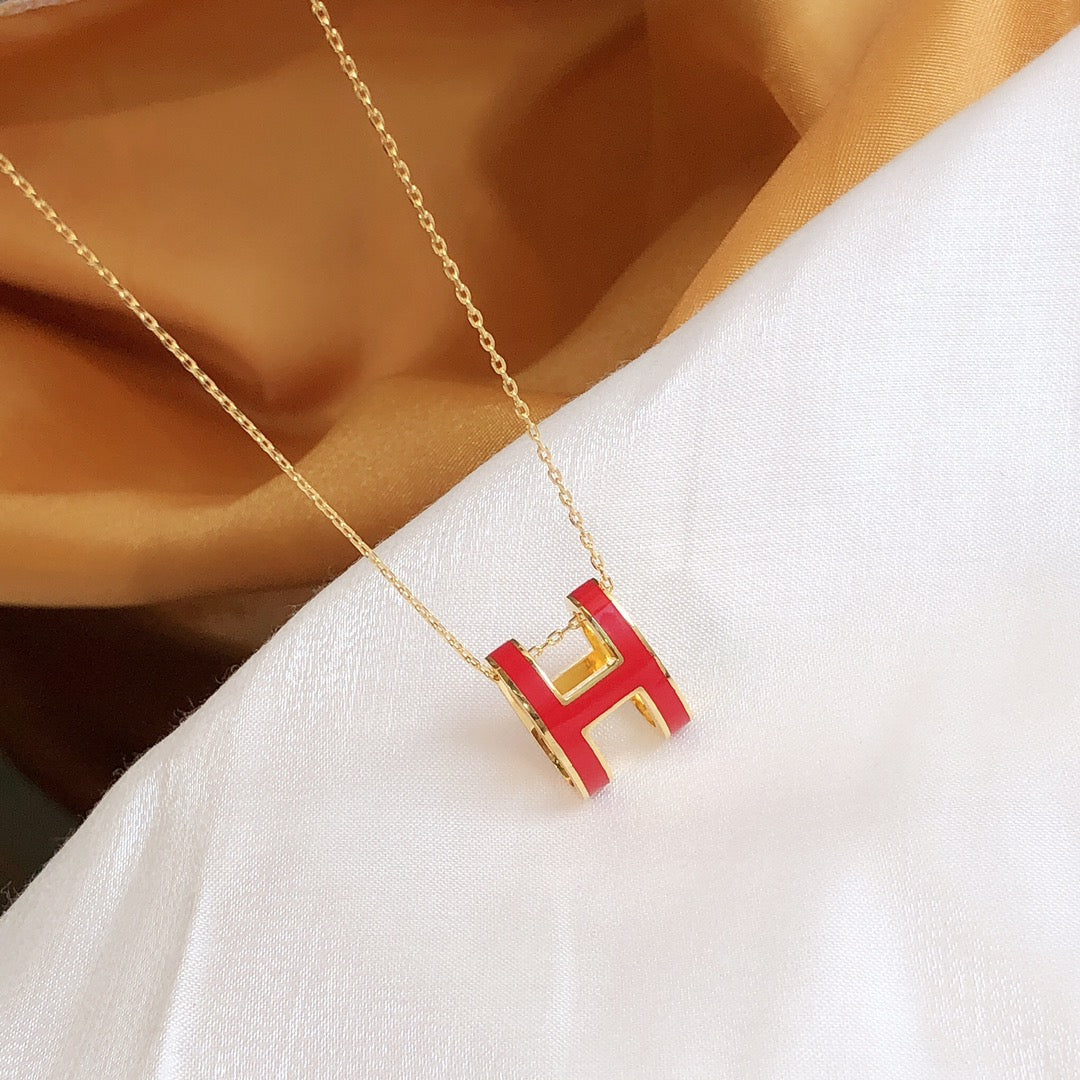 {
  "VA": "Hロゴ エナメル ゴールド ネックレス"
}