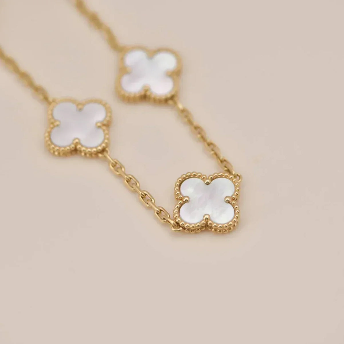 [VA]LUCKY CLOVER 5-MOTIF BRACELET - WHITE MOTHER-OF-PEARL COLLECTION