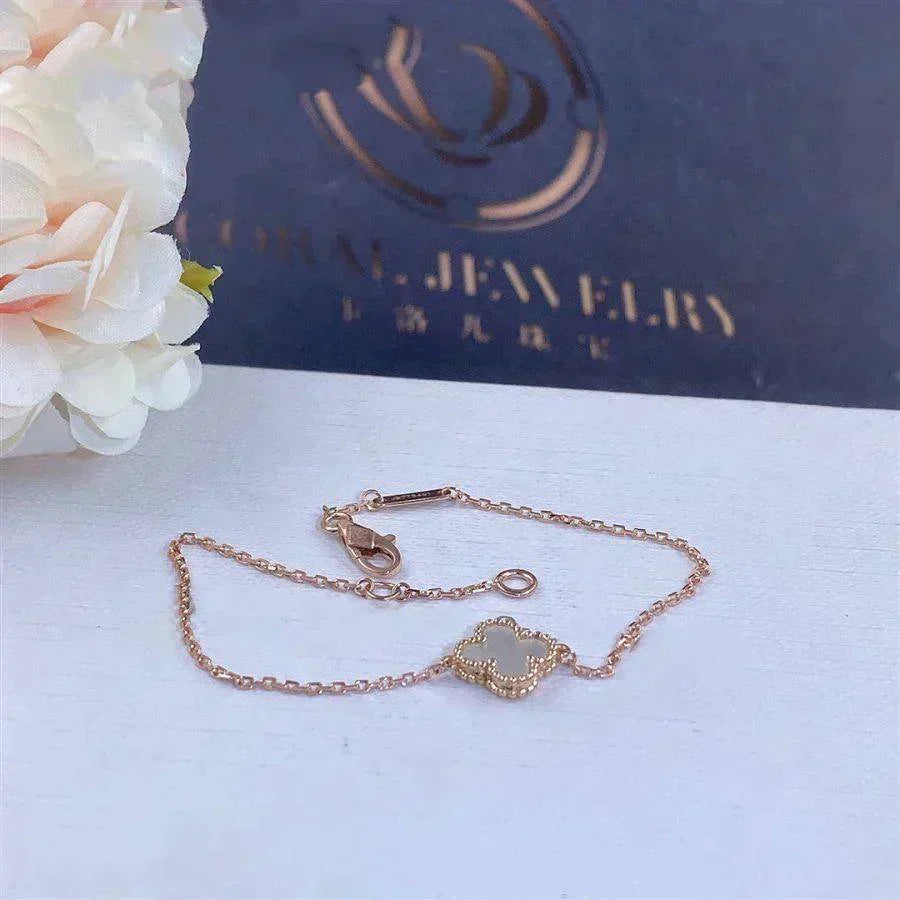 [VA]CLOVER WEISSES PERLMUTT ARMBAND MIT EINER BLÜTE