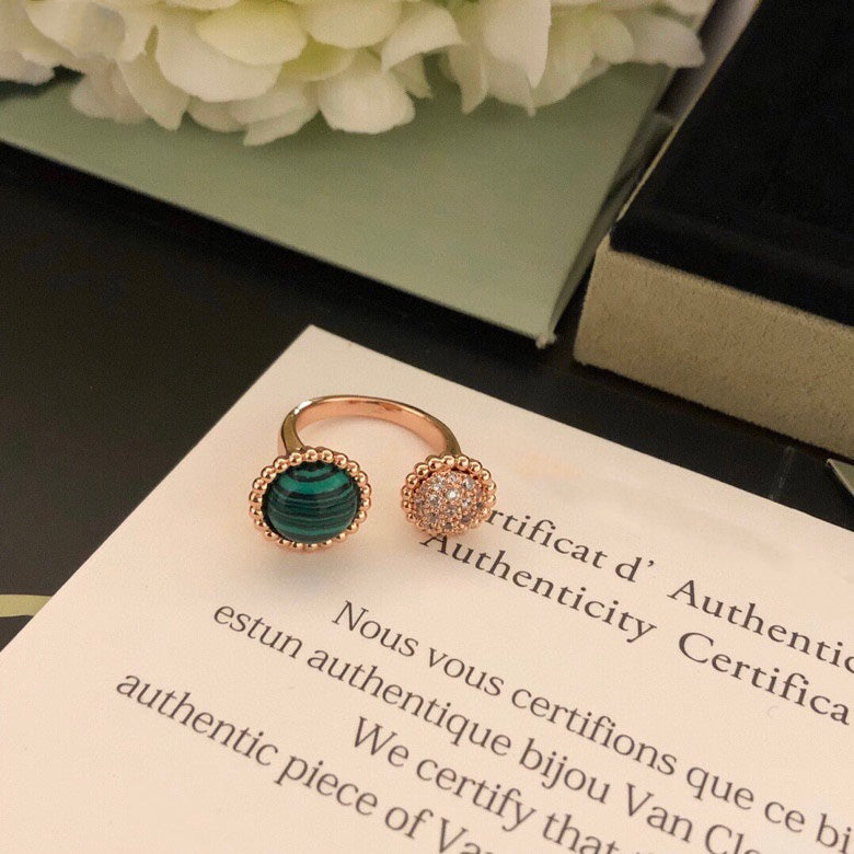 [VA]PERLEE COULEURS DIAMANT RING AUS ROSÉGOLD ZWISCHEN DEN FINGERN