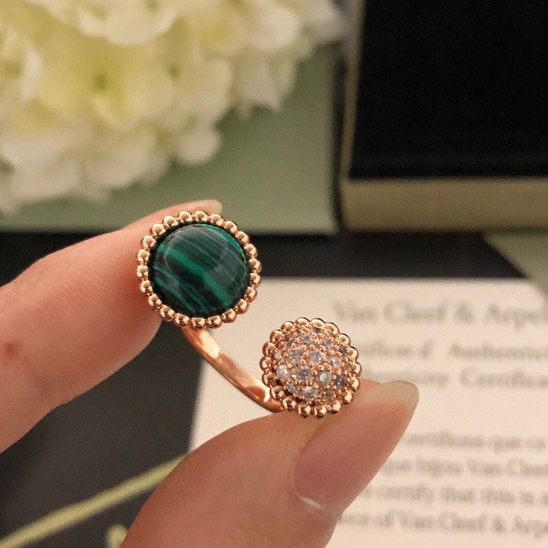 [VA]PERLEE COULEURS DIAMANT RING AUS ROSÉGOLD ZWISCHEN DEN FINGERN