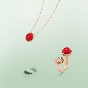 [VA]PERLEE COULEURS DIAMANT RING AUS ROSÉGOLD ZWISCHEN DEN FINGERN