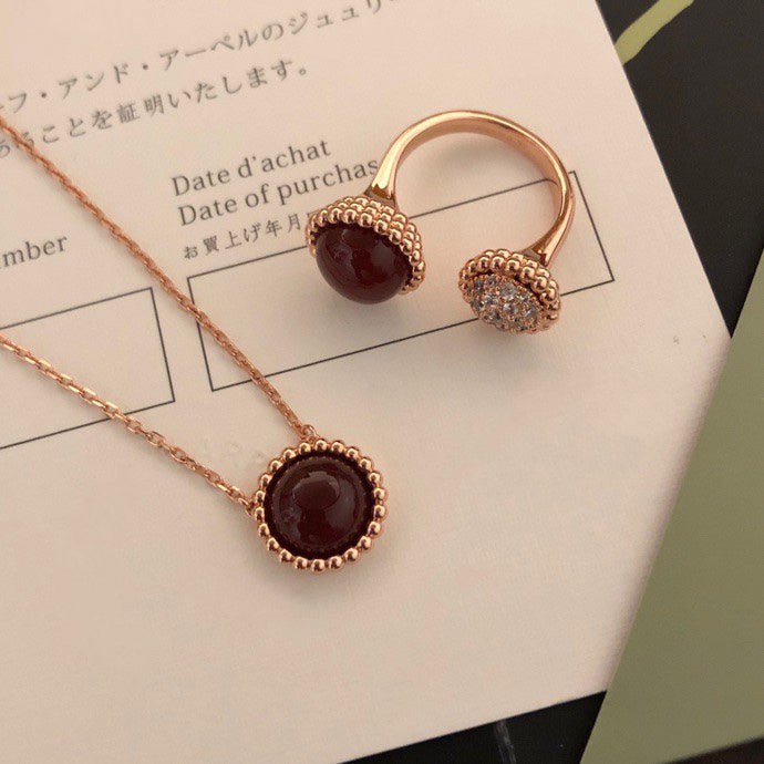 [VA]PERLEE COULEURS DIAMANT RING AUS ROSÉGOLD ZWISCHEN DEN FINGERN