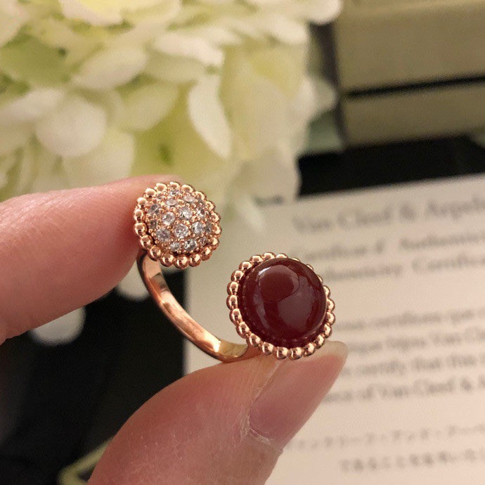 [VA]PERLEE COULEURS DIAMANT RING AUS ROSÉGOLD ZWISCHEN DEN FINGERN