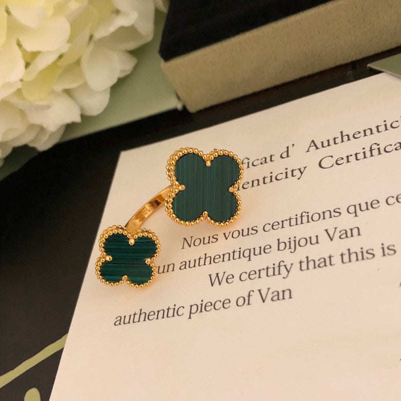 {
  "VA": "クローバー・ビトウィーン・ザ・フィンガー・リング"
}