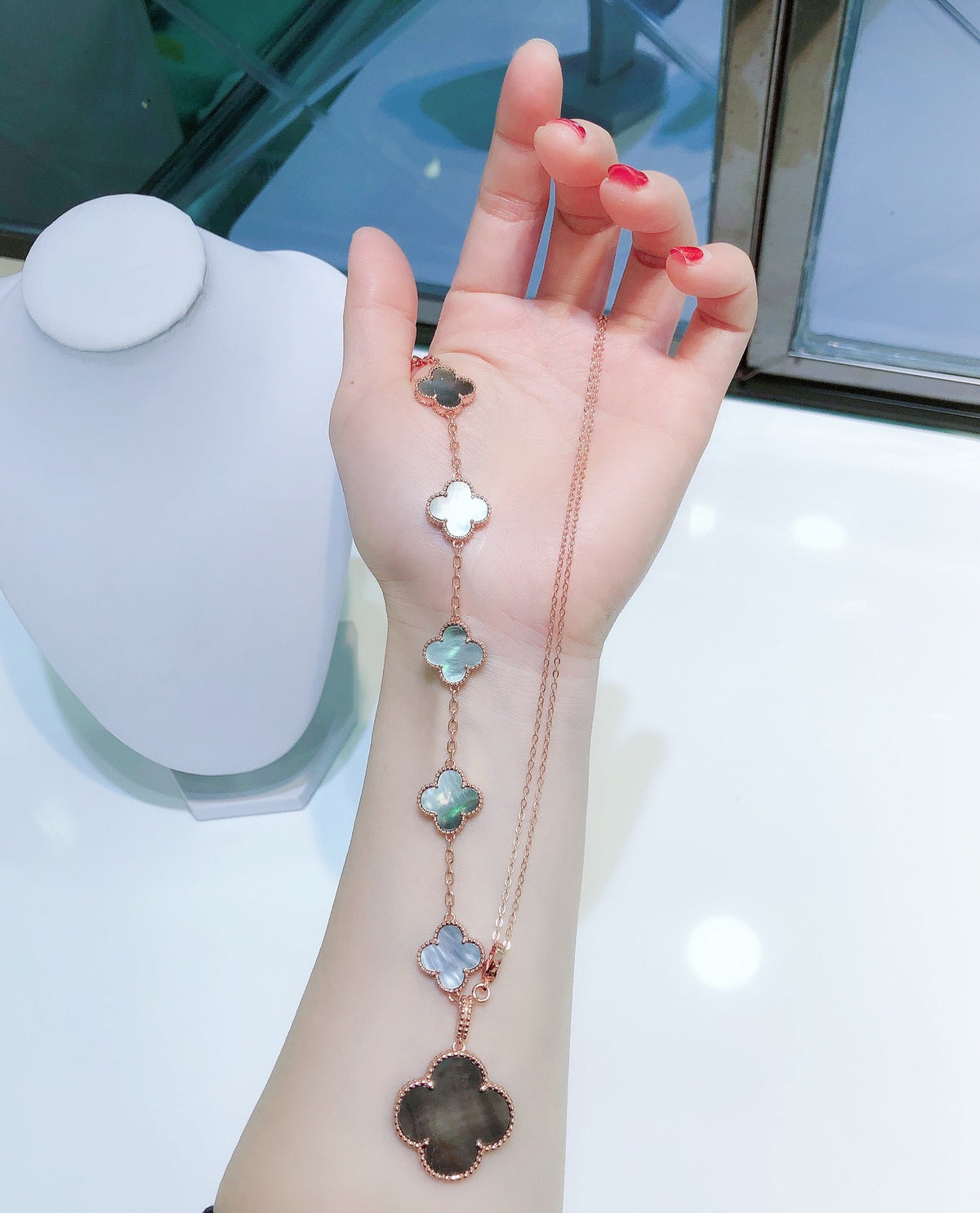 [VA]KOMBINIERTES ARMBAND 5 MOTIVE UND HALSKETTE DUNKLES PERLMUTT ROSÉGOLD
