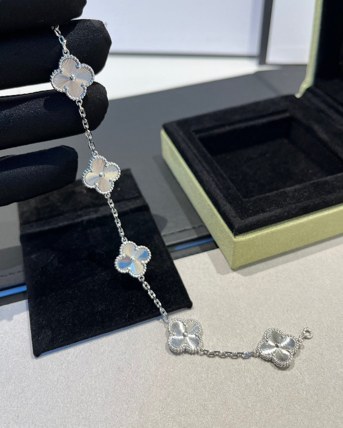 [VA]LUCKY CLOVER 5-MOTIF BRACELET - LASER COLLECTION