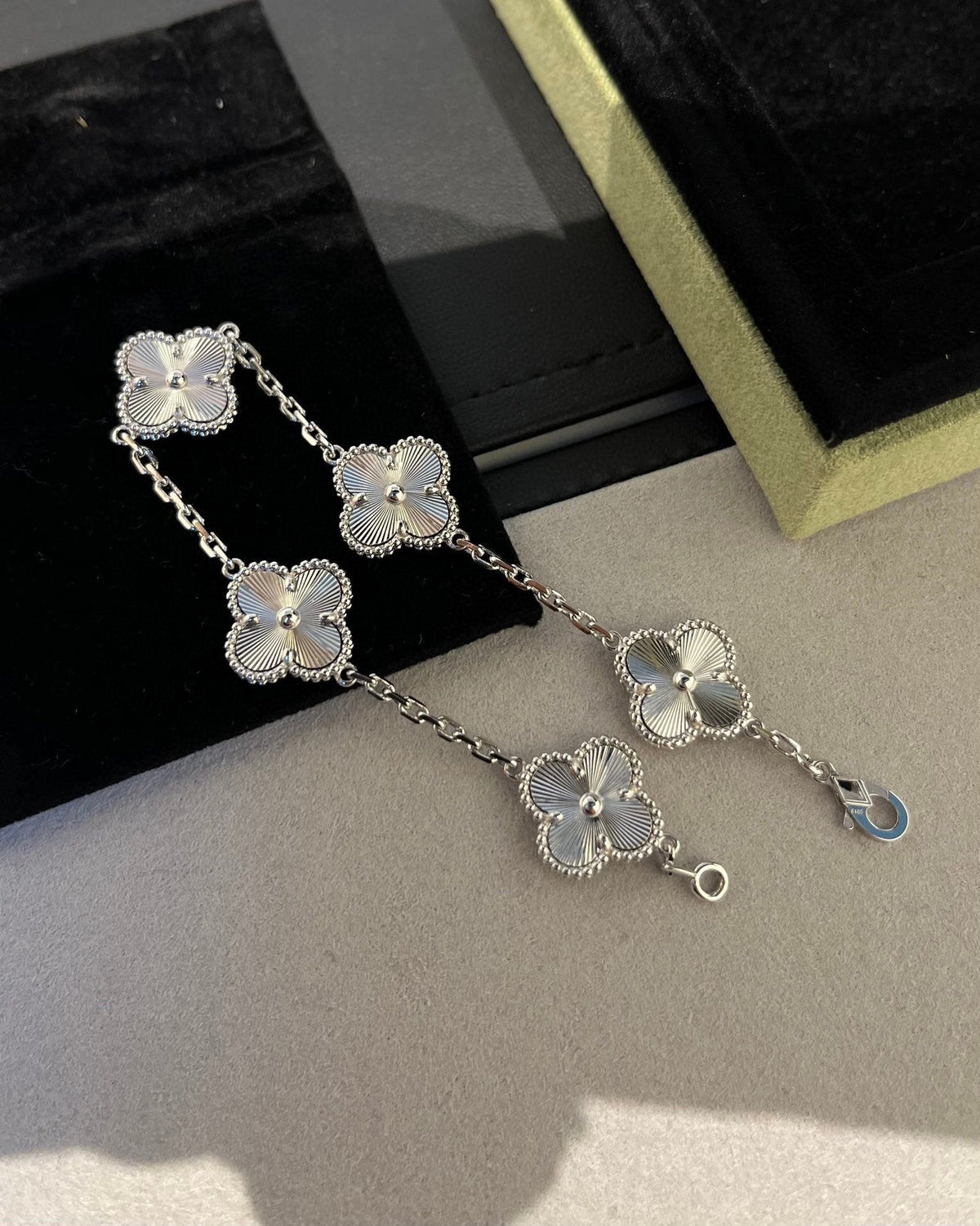 [VA]LUCKY CLOVER 5-MOTIF BRACELET - LASER COLLECTION