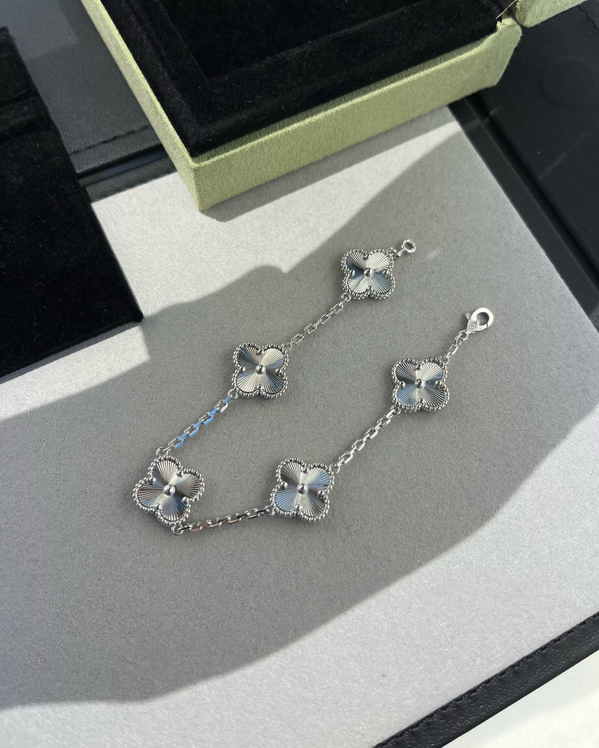[VA]LUCKY CLOVER 5-MOTIF BRACELET - LASER COLLECTION